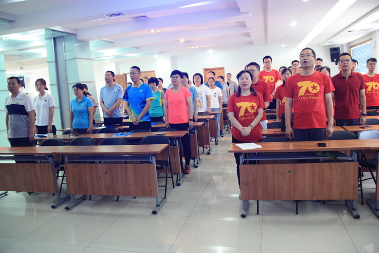 1565316620271615.jpg 唱国歌.jpg