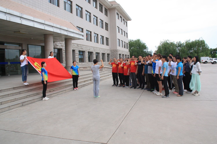 1565316633891477.jpg 重温入党誓词.jpg