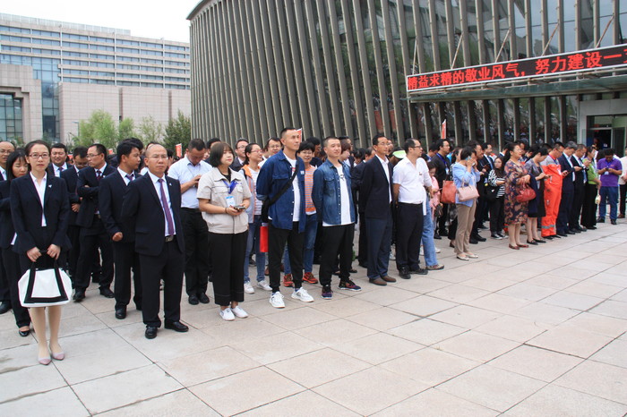 1568249008516523.jpg 参观展览2.jpg