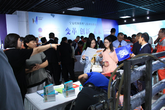 1568249121299029.jpg 参观展览7.jpg