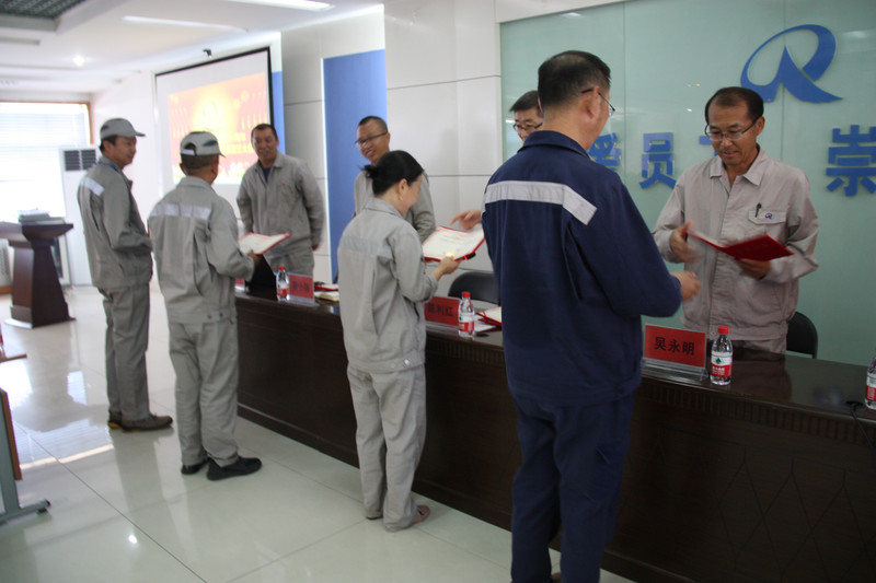 1656925185113188.jpg 领导颁奖_副本.jpg