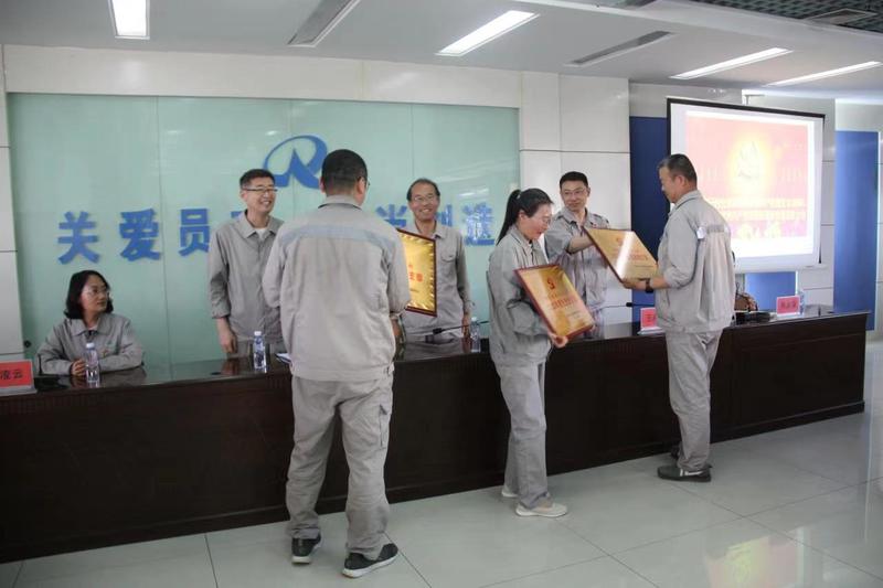 1690248910181040.jpg 领导颁奖.jpg